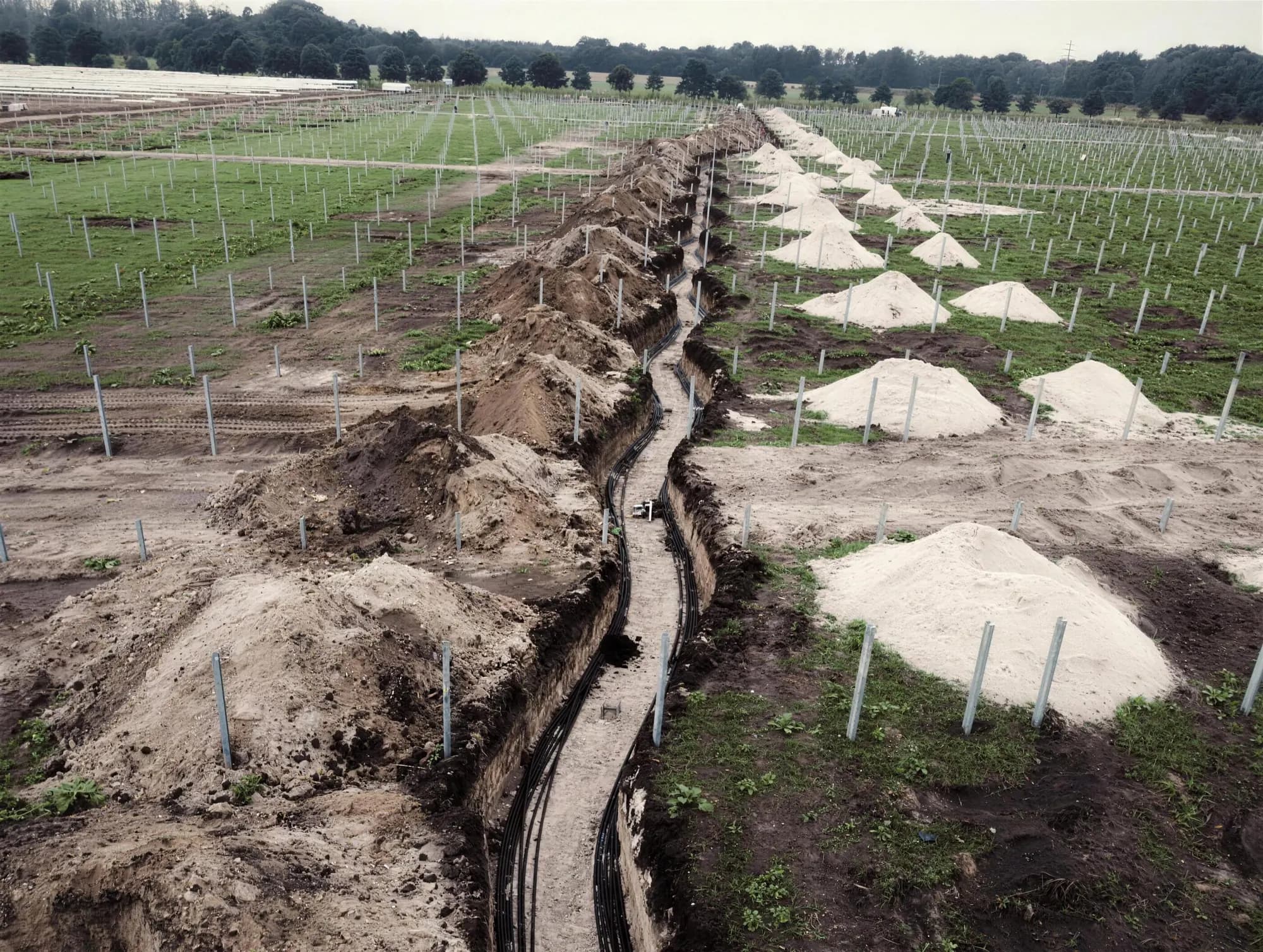 La trincea dei cavidotti che attraversa il campo