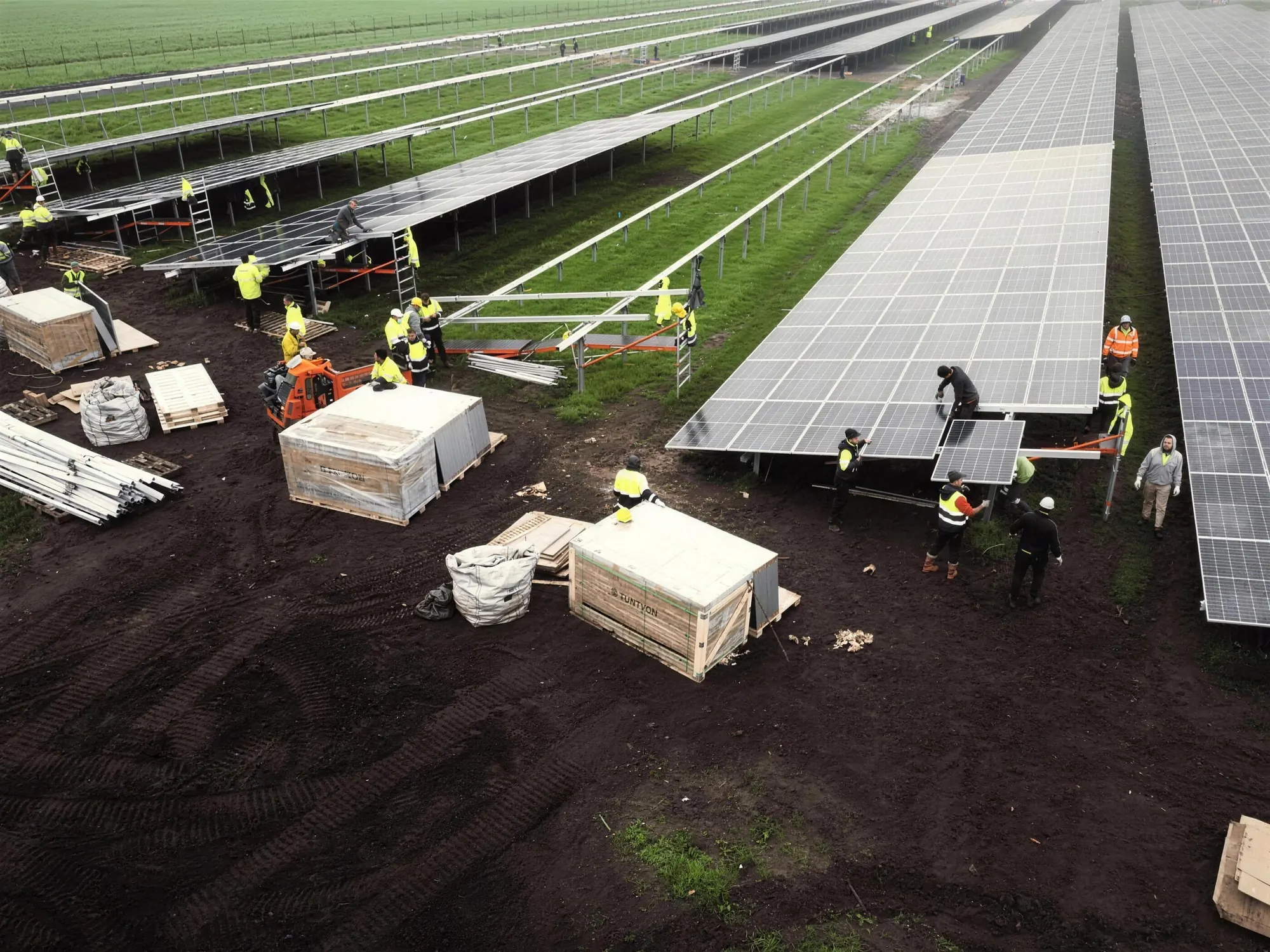 STRUCTURES — The field takes shape.